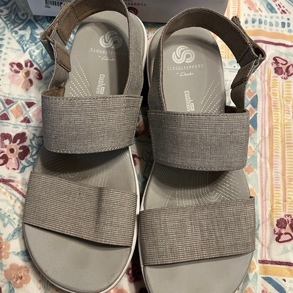 Clarks Cloud steppers Size 7M, color Sand, with Box - Picture 7 of 10